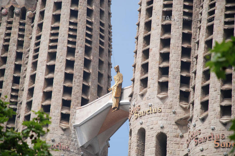 无人,教堂,横图,室外,白天,仰视,旅游,度假,名胜古迹,植物,标志建筑,地标,建筑,雕塑,西班牙,欧洲,巴塞罗那,阴影,节日,遗迹,艺术,装饰,光线,雕刻,雕像,影子,古迹,文化,文物,娱乐,建设,古建筑,圣家族大教堂,树,树木,蓝色,绿色,蓝天,天空,阳光,自然,工艺品,天,祈祷,享受,休闲,健康,旅游胜地,放松,许愿,宗教,信仰,生长,晴朗,成长,纪念,祈求,美术,南欧,主题,陈列,信念,古文明,万里无云,圣家堂,西班牙王国,功能,美学,巴塞罗那市,神圣家族教堂,圣家赎罪堂,平安,晴空,晴空万里,彩图,低角度拍摄,大教堂,礼拜堂,shqxy1