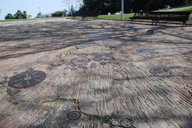 无人,横图,室外,白天,正面,草地,草坪,植物,道路,路,公路,西班牙,欧洲,巴塞罗那,阴影,光线,盖子,影子,井盖,交通,草,树,树木,蓝色,绿色,蓝天,天空,阳光,自然,天,生长,晴朗,成长,南欧,万里无云,首府,窨井盖,加泰罗尼亚,西班牙王国,晴空,晴空万里,马路,彩图,shqxy1