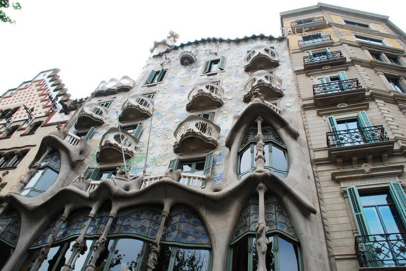 无人,家,横图,室外,白天,仰视,旅游,度假,美景,植物,窗户,城市风光,城市,建筑,西班牙,欧洲,巴塞罗那,一排,整齐,并列,并排,房屋,屋子,景观,公寓,娱乐,建设,洋房,楼房,巴特约之家,玻璃窗,住宅,树,树木,排列,绿色,自然,享受,休闲,景色,放松,生长,成长,队列,南欧,平行,格拉西亚大道,首府,加泰罗尼亚,西班牙王国,彩图,低角度拍摄,房子,不和谐街区,扩展区,shqxy1