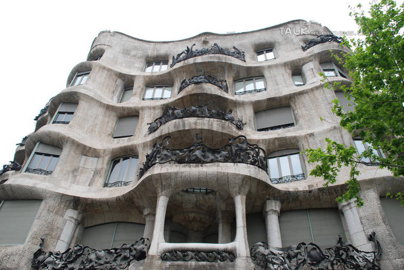 无人,家,横图,室外,白天,仰视,旅游,度假,美景,植物,窗户,城市风光,城市,建筑,西班牙,欧洲,巴塞罗那,一排,许多,整齐,并列,并排,房屋,屋子,景观,公寓,很多,娱乐,建设,洋房,楼房,米拉之家,玻璃窗,住宅,树,树木,排列,绿色,自然,享受,休闲,景色,放松,生长,成长,队列,南欧,平行,格拉西亚大道,首府,加泰罗尼亚,西班牙王国,彩图,低角度拍摄,房子,扩展区,shqxy1