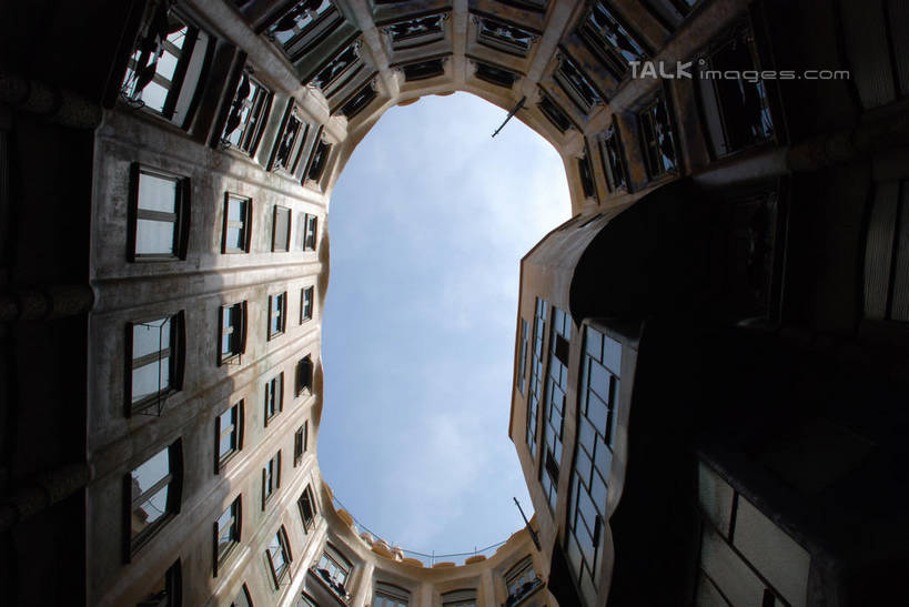 无人,家,横图,室外,白天,仰视,旅游,度假,美景,窗户,城市风光,城市,建筑,西班牙,欧洲,巴塞罗那,一排,许多,阴影,整齐,并列,并排,光线,影子,房屋,屋子,景观,公寓,很多,娱乐,建设,洋房,楼房,米拉之家,玻璃窗,住宅,排列,蓝色,蓝天,天空,阳光,天,享受,休闲,景色,放松,晴朗,队列,南欧,平行,格拉西亚大道,万里无云,首府,加泰罗尼亚,西班牙王国,晴空,晴空万里,彩图,低角度拍摄,房子,扩展区,shqxy1