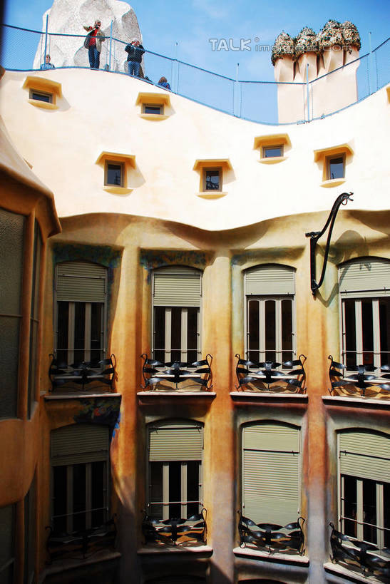 无人,家,竖图,室外,白天,正面,旅游,度假,美景,窗户,城市风光,城市,建筑,西班牙,欧洲,巴塞罗那,一排,许多,阴影,整齐,并列,并排,光线,影子,房屋,墙,屋子,景观,公寓,很多,娱乐,建设,洋房,楼房,米拉之家,玻璃窗,墙壁,墙面,住宅,排列,蓝色,蓝天,天空,阳光,天,享受,休闲,景色,放松,晴朗,队列,南欧,平行,格拉西亚大道,万里无云,首府,加泰罗尼亚,西班牙王国,晴空,晴空万里,彩图,房子,扩展区,shqxy1