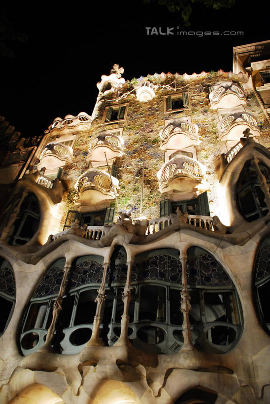 无人,家,竖图,室外,夜晚,仰视,旅游,度假,美景,窗户,城市风光,城市,建筑,西班牙,欧洲,巴塞罗那,房屋,墙,屋子,景观,公寓,娱乐,建设,洋房,楼房,米拉之家,玻璃窗,墙壁,墙面,住宅,享受,休闲,景色,放松,南欧,格拉西亚大道,首府,加泰罗尼亚,西班牙王国,彩图,低角度拍摄,房子,扩展区,shqxy1