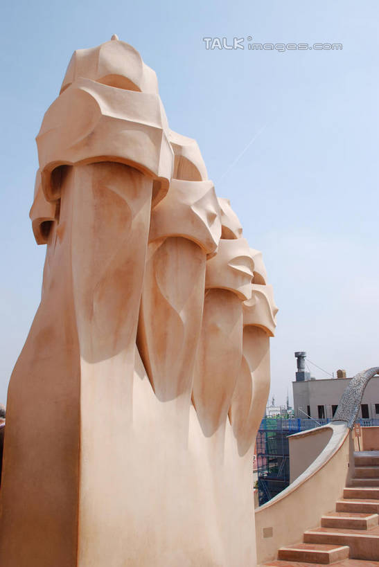 无人,家,竖图,室外,白天,仰视,旅游,度假,美景,城市风光,城市,建筑,雕塑,西班牙,欧洲,巴塞罗那,阴影,艺术,装饰,光线,雕刻,雕像,影子,房屋,屋子,景观,公寓,面,娱乐,建设,洋房,楼房,米拉之家,住宅,蓝色,蓝天,天空,阳光,工艺品,天,享受,休闲,景色,放松,晴朗,纪念,美术,南欧,主题,陈列,格拉西亚大道,万里无云,首府,加泰罗尼亚,西班牙王国,功能,美学,晴空,晴空万里,彩图,低角度拍摄,房子,扩展区,shqxy1