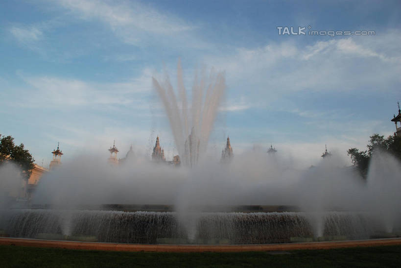 无人,宫殿,横图,室外,白天,仰视,度假,美景,植物,城市风光,城市,喷泉,西班牙,欧洲,巴塞罗那,阴影,飞溅,溅,光线,液体,影子,堡垒,城堡,景观,水滴,云,云朵,云彩,文化,娱乐,西班牙广场,水珠,树,树木,蓝色,绿色,白云,蓝天,天空,阳光,自然,天,品味,享受,休闲,景色,放松,生长,晴朗,成长,宫廷,要塞,南欧,喷洒,水景,首府,加泰罗尼亚,西班牙王国,美观,王宫,设防,设计,晴空,彩图,低角度拍摄,皇宫,蒙特惠奇山,shqxy1