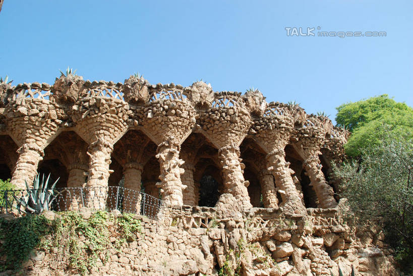 无人,公园,宫殿,栏杆,露台,横图,室外,白天,仰视,度假,美景,植物,阳台,城市风光,城市,西班牙,欧洲,巴塞罗那,一排,阴影,整齐,光线,影子,柱子,堡垒,城堡,景观,围栏,娱乐,护栏,桂尔公园,树,树木,排列,蓝色,绿色,蓝天,天空,阳光,自然,天,享受,休闲,景色,放松,生长,晴朗,成长,宫廷,要塞,队列,南欧,万里无云,首府,加泰罗尼亚,西班牙王国,王宫,设防,晴空,晴空万里,彩图,低角度拍摄,皇宫,露天阳台,shqxy1