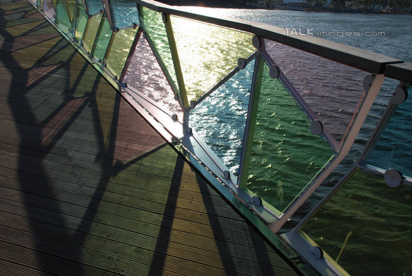 无人,栏杆,码头,横图,室外,白天,正面,度假,海浪,海洋,美景,城市风光,城市,港口,葡萄牙,欧洲,阴影,波纹,光线,木板,影子,景观,浪花,围栏,桥,木桥,涟漪,娱乐,护栏,科英布拉,栈桥,倒影,水纹,阳光,海水,波浪,享受,休闲,景色,放松,人行桥,木板桥,倒映,南欧,海景,首府,水晕,葡萄牙共和国,反照,大海,风浪,海,海水的波动,近岸浪,涌浪,彩图,摆渡口,埠头,渡口,渡头,港湾,海港,货运码头,口岸,商港,科英布拉区,shqxy1