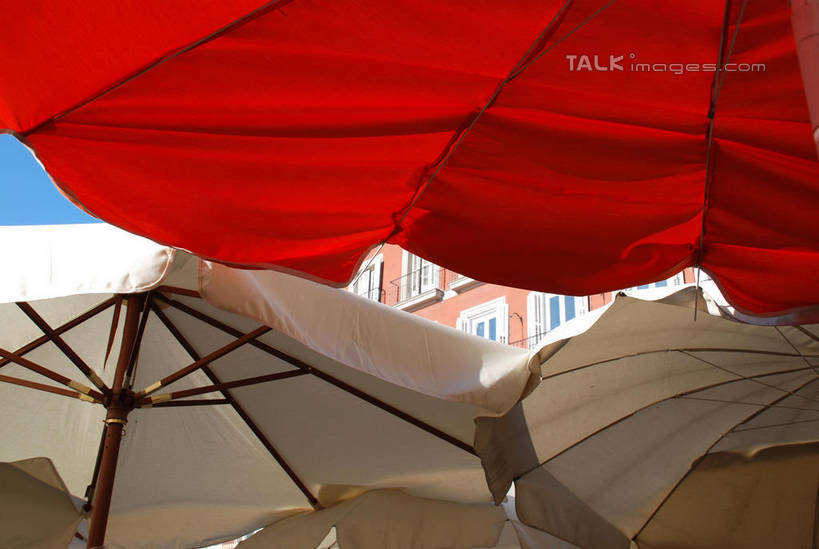 无人,家,横图,室外,白天,仰视,旅游,度假,美景,城市风光,城市,建筑,西班牙,欧洲,阴影,光线,伞,影子,雨伞,遮阳伞,房屋,屋子,景观,公寓,首都,娱乐,阳伞,建设,洋房,楼房,马约尔广场,住宅,红色,蓝色,蓝天,天空,阳光,天,享受,休闲,马德里,景色,放松,晴朗,太阳伞,南欧,咖啡店,咖啡屋,万里无云,西班牙王国,马德里自治区,晴空,晴空万里,彩图,低角度拍摄,房子,咖啡馆,shqxy1