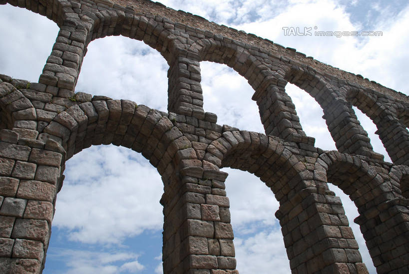 无人,横图,室外,白天,仰视,旅游,度假,石头,名胜古迹,标志建筑,地标,建筑,西班牙,欧洲,一排,阴影,遗迹,整齐,光线,石子,影子,墙,云,云朵,拱门,云彩,古迹,文物,娱乐,建设,古建筑,安达卢西亚,塞维利亚,墙壁,墙面,排列,蓝色,白云,蓝天,天空,阳光,天,享受,休闲,旅游胜地,放松,晴朗,队列,南欧,安达鲁西亚,古文明,首府,西班牙王国,安达卢西亚自治区,石块,晴空,彩图,低角度拍摄,shqxy1