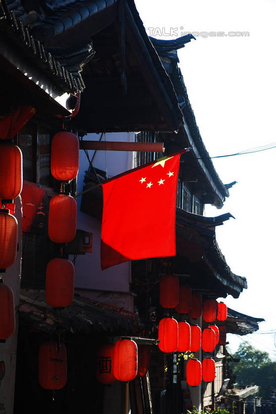 无人,家,竖图,室外,白天,正面,旅游,度假,名胜古迹,植物,标志建筑,地标,建筑,旗帜,国旗,照明,丽江,中国,亚洲,遗迹,灯笼,纸灯笼,房屋,屋子,古迹,文物,娱乐,建设,古建筑,楼房,云南,五星红旗,住宅,树,树木,红色,绿色,自然,灯具,享受,休闲,旅游胜地,放松,生长,成长,照亮,照明设备,中国国旗,古文明,东亚,云南省,丽江古城,中华人民共和国,西南地区,滇,丽江市,旗,彩图,房子,红地五星旗,中华人民共和国国旗,大研古城,丽江古镇,shqxy1