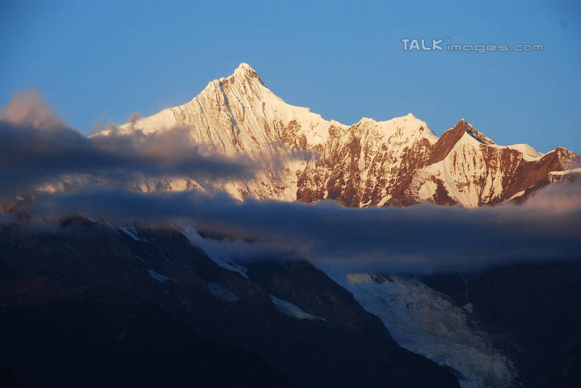 无人,横图,室外,白天,正面,旅游,度假,石头,美景,山,雪,雪山,大雪,中国,亚洲,阴影,光线,石子,影子,冰,积雪,景观,山顶,山峰,雪景,云,云朵,冬季,冬天,山峦,云彩,娱乐,迪庆,卡瓦格博峰,梅里雪山,云南,蓝色,白云,蓝天,天空,阳光,自然,天,享受,休闲,景色,放松,寒冷,晴朗,冰冷,自然风光,东亚,沉积岩,迪庆藏族自治州,云南省,卡瓦博格,德钦县,中华人民共和国,西南地区,严寒,冰凉,酷寒,凛冽,凛凛,极冷,滇,迪庆州,颠峰,极峰,水成岩,石块,岩石,晴空,彩图,雪山太子,shqxy1