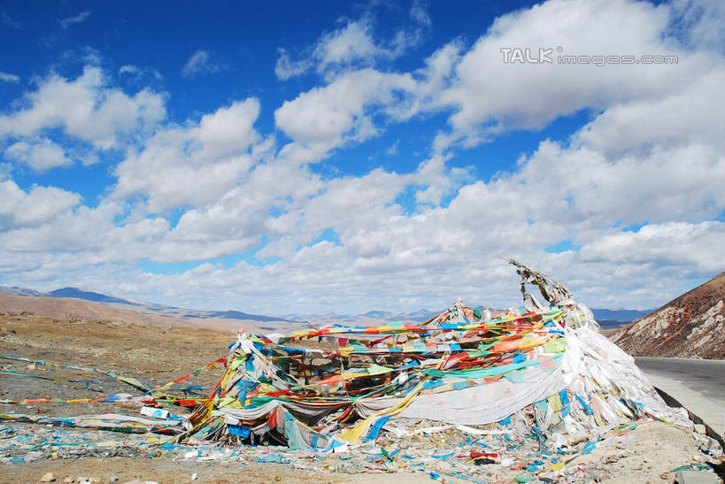 无人,横图,彩色,室外,白天,正面,旅游,度假,石头,美景,山,山脉,中国,亚洲,阴影,光线,石子,影子,景观,山顶,山峰,云,云朵,山峦,云彩,娱乐,芒康,西藏,经幡,蓝色,白云,蓝天,天空,阳光,自然,群山,天,享受,休闲,景色,放松,晴朗,自然风光,藏,东亚,西藏自治区,风马旗,中华人民共和国,西南地区,颠峰,极峰,石块,晴空,彩图,芒康县,shqxy1