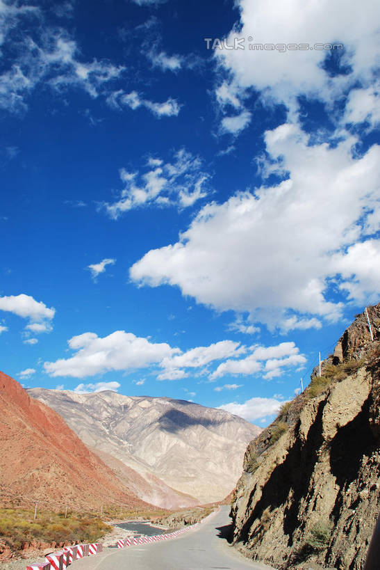 无人,竖图,室外,白天,正面,旅游,度假,石头,美景,山,山脉,道路,路,公路,中国,亚洲,阴影,光线,石子,影子,景观,山顶,山峰,云,云朵,交通,山峦,云彩,娱乐,芒康,西藏,蓝色,白云,蓝天,天空,阳光,自然,群山,天,享受,休闲,景色,放松,晴朗,自然风光,藏,东亚,西藏自治区,中华人民共和国,西南地区,颠峰,极峰,石块,晴空,马路,彩图,芒康县,shqxy1