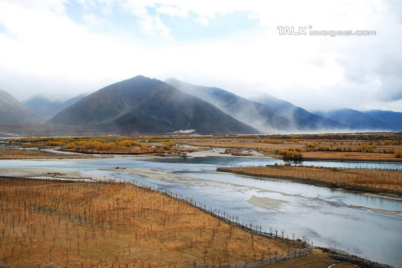 无人,横图,室外,白天,正面,旅游,度假,岛屿,河流,石头,美景,山,山脉,水,植物,雾,中国,亚洲,枯萎,朦胧,模糊,石子,岛,河水,景观,山顶,山峰,水流,枯草,山峦,娱乐,林芝,尼洋河,西藏,雅鲁藏布江,草,黄色,自然,群山,享受,休闲,景色,放松,迷雾,自然风光,藏,东亚,西藏自治区,中华人民共和国,西南地区,颠峰,极峰,列岛,群岛,石块,诸岛,大雾,彩图,林芝地区,shqxy1
