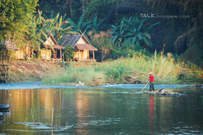 划船,东方人,一个人,家,站,横图,室外,白天,正面,旅游,度假,草地,草坪,河流,美景,水,植物,船,泰国,亚洲,仅一个男性,仅一个人,波纹,服装,房屋,屋子,河水,景观,水流,木船,涟漪,注视,休闲装,黄种人,娱乐,楼房,拜县,住宅,草,树,树木,仅一个年轻男性,衣服,绿色,倒影,水纹,自然,交通工具,波浪,观察,看,站着,享受,休闲,休闲服,景色,放松,服饰,东南亚,生长,成长,观看,察看,倒映,舟,关注,自然风光,载具,泰王国,水晕,荡舟,反照,湄宏顺府,夜丰颂府,男人,男性,年轻男性,亚洲人,站立,彩图,全身,房子,shqxy1