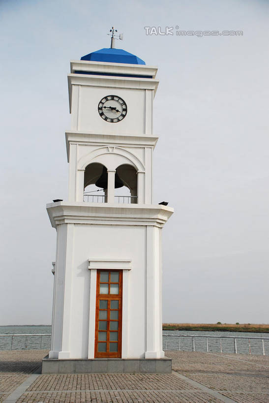 无人,竖图,室外,白天,正面,度假,湖,湖泊,美景,水,城市风光,城市,上海,中国,亚洲,阴影,时间,光线,时钟,影子,湖面,景观,水流,水面,钟楼,计时,娱乐,浦东,蓝色,蓝天,天空,阳光,钟表,湖水,天,享受,休闲,表,景色,放松,晴朗,临港新城,滴水湖,申,浦东新区,东亚,上海市,万里无云,中华人民共和国,沪,华东地区,塔钟,钟,晴空,晴空万里,彩图,shqxy1