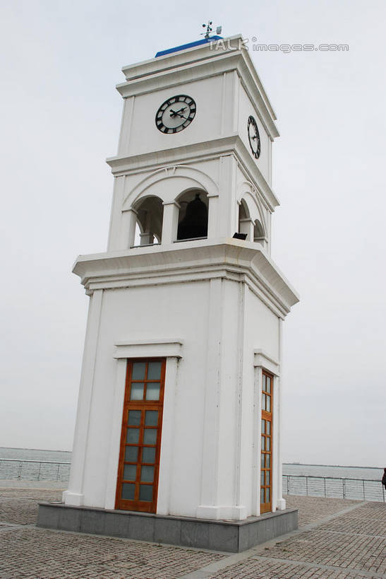 无人,竖图,室外,白天,正面,度假,湖,湖泊,美景,水,城市风光,城市,上海,中国,亚洲,阴影,时间,光线,时钟,影子,湖面,景观,水流,水面,钟楼,计时,娱乐,浦东,蓝色,蓝天,天空,阳光,钟表,湖水,天,享受,休闲,表,景色,放松,晴朗,临港新城,滴水湖,申,浦东新区,东亚,上海市,万里无云,中华人民共和国,沪,华东地区,塔钟,钟,晴空,晴空万里,彩图,shqxy1