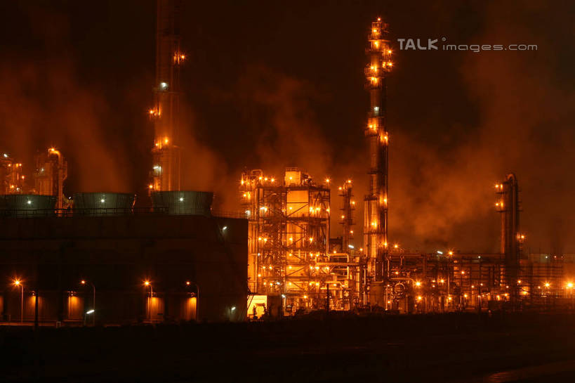 无人,工厂,横图,室外,夜晚,正面,度假,车间,烟囱,流水线,美景,城市风光,城市,路灯,照明,阴影,朦胧,模糊,光线,影子,景观,灯光,娱乐,灯,享受,休闲,景色,放松,工业,污染,照亮,废气,危害,照明设备,有害,环境污染,彩图,制造厂,大气污染,工业废气,工业污染,化学污染,污染物,有害气体,生产工厂,shrj1