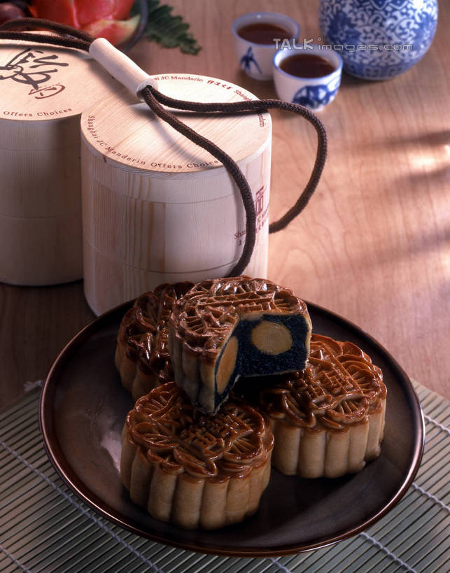 点心,月饼,无人,竖图,俯视,室内,特写,白天,餐桌,桌子,杯子,餐具,切开,阴影,朦胧,模糊,反射,碟子,壶,盘,影子,陶瓷,料理,食品,面点,陶瓷制品,美食,水壶,食物,糕点,盘子,茶壶,容器,水杯,碟,切,中式,餐台,剖面,切面,宫饼,胡饼,团圆饼,小饼,月团,茶杯,彩图,高角度拍摄,shrj1