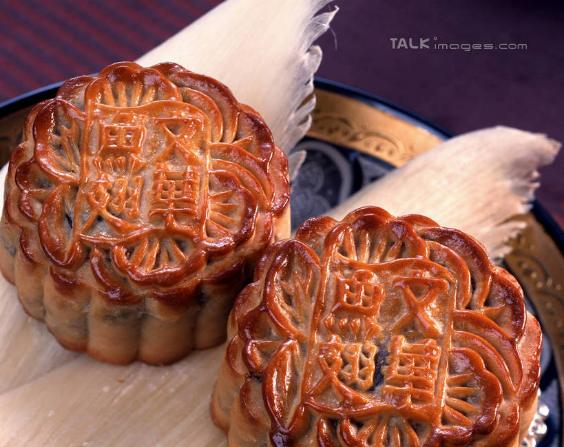 点心,月饼,无人,横图,俯视,室内,特写,白天,餐桌,桌子,餐具,阴影,朦胧,模糊,反射,标志,碟子,盘,文字,影子,字符,料理,食品,面点,标识,美食,食物,糕点,两个,盘子,餐巾,碟,中式,汉字,餐台,中文,国文,华文,宫饼,胡饼,团圆饼,小饼,月团,保洁方巾,口布,彩图,高角度拍摄,shrj1