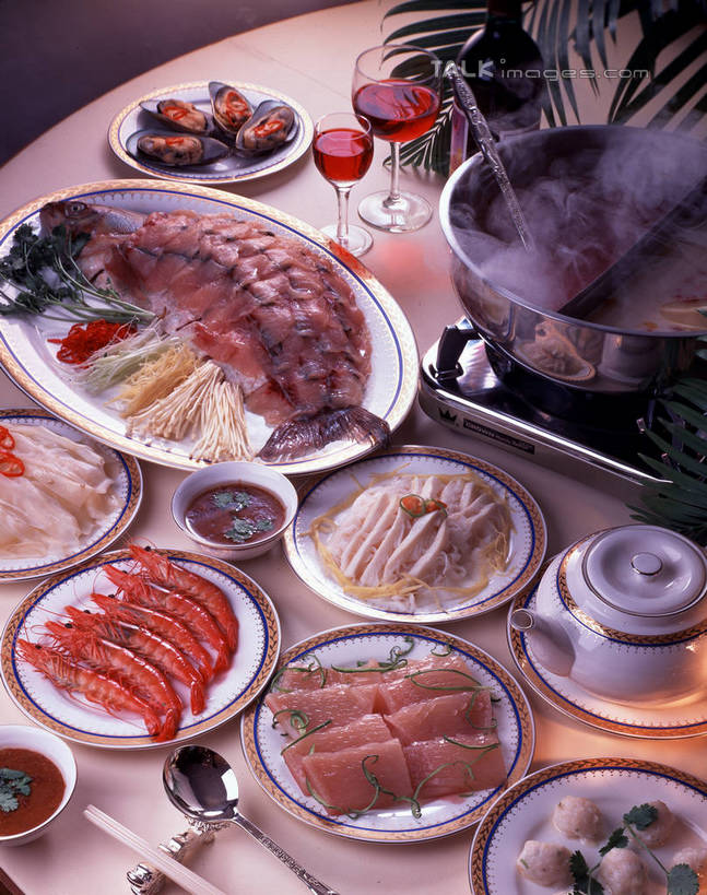 海鲜,龙虾,红酒,葡萄酒,无人,竖图,俯视,室内,特写,白天,烹饪,中餐,餐桌,桌子,杯子,阴影,朦胧,模糊,反射,高脚杯,滤器,影子,勺子,肉,虾,鱼肉,料理,食品,红酒杯,酒类,丸子,火锅,水产,羊肉,菜肴,美食,肉类,肉丸,鱼丸,海洋生物,玻璃制品,酒,食物,饮料,酒杯,中式,红葡萄酒,佳肴,餐台,葡萄酒杯,水生动物,海产品,水生物,肉食,漏勺,海底动物,涮羊肉,玻璃杯,彩图,高角度拍摄,羊肉火锅,shrj1