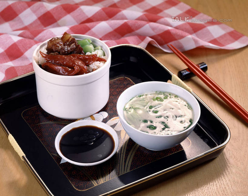 米饭,无人,横图,俯视,室内,特写,白天,烹饪,中餐,餐桌,筷子,桌子,餐具,阴影,朦胧,模糊,反射,碟子,盘,影子,陶瓷,调料,酱料,酱汁,肉,佐料,料理,食品,筷架,陶瓷制品,饭,调味品,调味料,筷枕,文化,传统,酱油,酱,菜肴,美食,肉类,烧鹅,食物,盘子,餐巾,容器,碟,碗,中式,佳肴,餐台,储藏,礼节,筷子架,五谷,储存,礼仪,肉食,广东菜,粤菜,豉油,保洁方巾,口布,进餐用具,彩图,高角度拍摄,贮存,鹅肉,shrj1