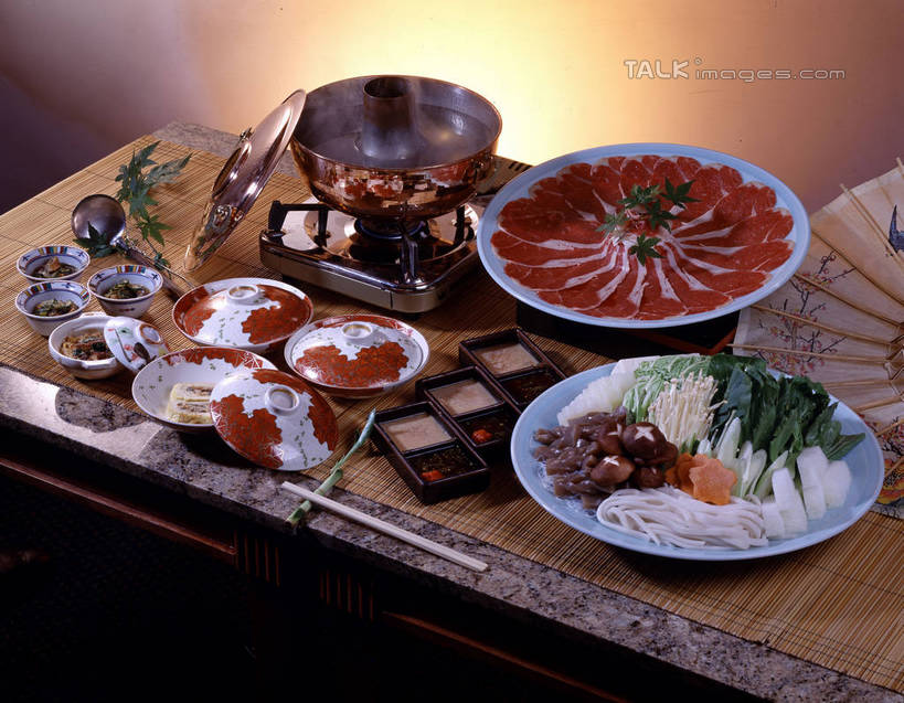 无人,横图,俯视,室内,特写,白天,烹饪,中餐,餐桌,筷子,桌子,蔬菜,餐具,阴影,朦胧,模糊,新鲜,反射,碟子,盘,影子,金针菇,菌菇,香菇,肉,料理,食品,筷架,菌类,筷枕,文化,传统,火锅,羊肉,菜肴,美食,肉类,食物,盘子,碟,中式,食用菌,佳肴,有机食品,绿色食品,餐台,礼节,筷子架,真菌,礼仪,肉食,涮羊肉,构菌,金菇,毛柄金钱菌,银针菇,智力菇,椎茸,进餐用具,彩图,高角度拍摄,羊肉火锅,平庄菇,香菌,香蕈,shrj1