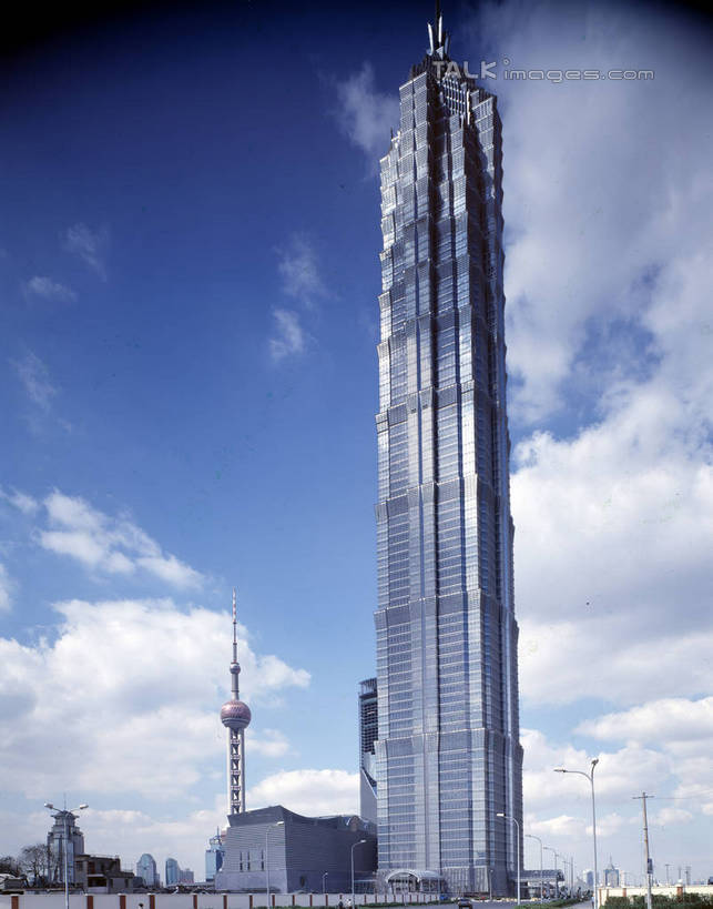 无人,竖图,室外,白天,仰视,度假,美景,城市风光,标志建筑,城市,地标,建筑,上海,中国,亚洲,阴影,光线,影子,景观,云,云朵,建筑群,云彩,娱乐,建设,东方明珠,黄浦江,金茂大厦,浦东,蓝色,白云,蓝天,天空,阳光,外滩,天,享受,休闲,景色,放松,环球金融中心,晴朗,申,电视塔,柏悦酒店,国际贸易金融中心,合生国际大厦,花旗集团大厦,金融中心,陆家嘴,陆家嘴金融中心,浦东新区,上海环球金融中心,香格里拉酒店,震旦国际大楼,东亚,东方明珠电视塔,上海市,中华人民共和国,沪,华东地区,晴空,彩图,低角度拍摄,黄埔滩,上海外滩,外黄埔滩,shrj1