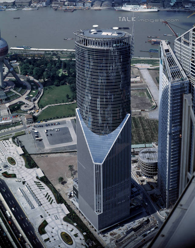 无人,高楼大厦,竖图,俯视,航拍,室外,白天,度假,草地,草坪,河流,美景,水,植物,城市风光,标志建筑,城市,大厦,道路,地标,建筑,路,摩天大楼,公路,汽车,上海,中国,亚洲,河水,景观,水流,建筑群,交通,娱乐,建设,浦东,车,草,树,树木,绿色,自然,交通工具,轿车,享受,休闲,景色,放松,生长,成长,申,鸟瞰,载具,金融中心,陆家嘴,陆家嘴金融贸易区,浦东新区,东亚,平安金融大厦,上海市,中华人民共和国,沪,华东地区,马路,彩图,高角度拍摄,大楼,高层建筑,高楼,摩天楼,中国平安金融大厦,shrj1