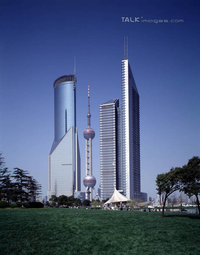 无人,高楼大厦,竖图,室外,白天,正面,度假,草地,草坪,美景,植物,城市风光,标志建筑,城市,大厦,地标,建筑,摩天大楼,上海,中国,亚洲,阴影,光线,影子,景观,建筑群,娱乐,建设,东方明珠,浦东,草,树,树木,蓝色,绿色,蓝天,天空,阳光,自然,天,享受,休闲,景色,放松,生长,晴朗,成长,申,金融中心,陆家嘴,陆家嘴金融贸易区,浦东新区,东亚,平安金融大厦,东方明珠广播电视塔,东方明珠电视塔,上海市,万里无云,中华人民共和国,沪,华东地区,晴空,晴空万里,彩图,大楼,高层建筑,高楼,摩天楼,中国平安金融大厦,shrj1