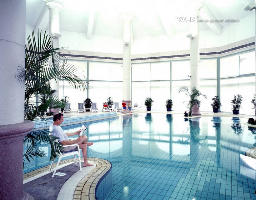 东方人,一个人,游泳池,坐,横图,室内,白天,侧面,水,植物,窗户,落地窗,椅子,亚洲,仅一个男性,仅一个人,服装,盆栽,躺椅,水池,水面,盆景,注视,休闲装,黄种人,泳池,玻璃窗,树,树木,仅一个年轻男性,衣服,绿色,自然,低头,观察,看,休闲,休闲服,服饰,生长,成长,观看,沙滩椅,察看,关注,盆景树,盆栽树,男人,男性,年轻男性,亚洲人,坐着,彩图,全身,shrj1