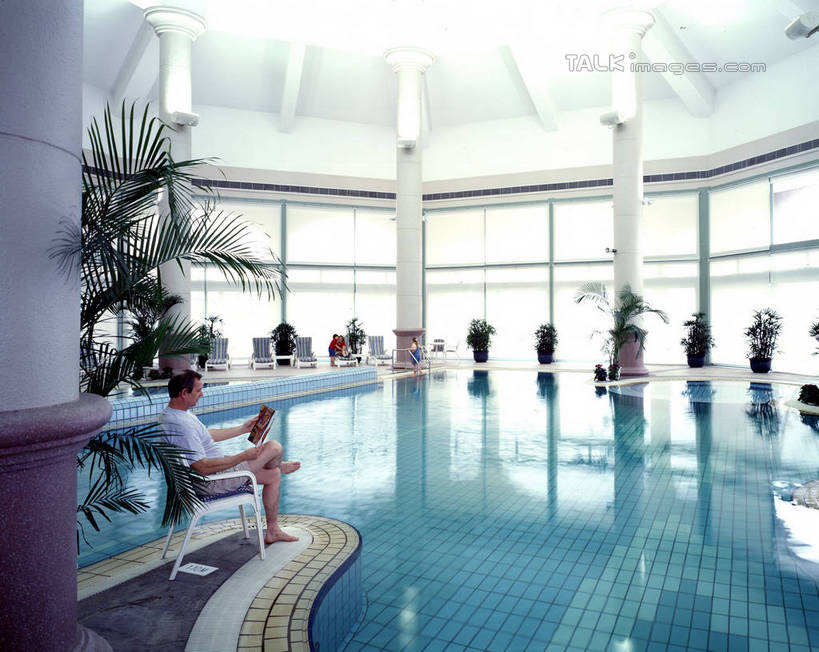 东方人,一个人,游泳池,坐,横图,室内,白天,侧面,水,植物,窗户,落地窗,椅子,亚洲,仅一个男性,仅一个人,服装,盆栽,躺椅,水池,水面,盆景,注视,休闲装,黄种人,泳池,玻璃窗,树,树木,仅一个年轻男性,衣服,绿色,自然,低头,观察,看,休闲,休闲服,服饰,生长,成长,观看,沙滩椅,察看,关注,盆景树,盆栽树,男人,男性,年轻男性,亚洲人,坐着,彩图,全身,shrj1