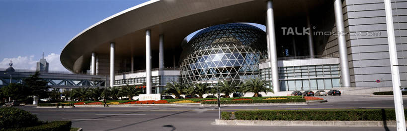 无人,横图,全景,室外,白天,正面,度假,美景,植物,城市风光,标志建筑,城市,道路,地标,建筑,路,公路,上海,中国,亚洲,阴影,环保,光线,图形,影子,景观,云,云朵,建筑群,防护,交通,几何,云彩,娱乐,建设,浦东,树,树木,蓝色,绿色,白云,蓝天,天空,阳光,自然,天,享受,休闲,球体,景色,放松,生长,晴朗,成长,申,美好,美妙,数学,间隔,国际会展中心,浦东新区,东亚,上海市,中华人民共和国,沪,华东地区,美观,雅观,绿篱,生篱,树篱,植篱,晴空,马路,彩图,几何图形,立体几何,立体图形,上海国际会展中心,shrj1