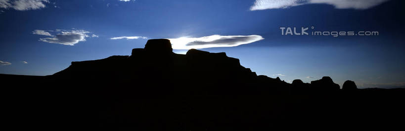 无人,横图,全景,室外,白天,正面,旅游,度假,石头,美景,山,山脉,峡谷,阴影,光线,纹路,石子,纹理,影子,景观,山峰,云,云朵,山谷,山峦,背光,云彩,娱乐,蓝色,白云,蓝天,天空,阳光,自然,群山,天,享受,休闲,景色,放松,晴朗,连绵,绵延,岩层,自然风光,山岭,逆光,肌理,联贯,石块,岩石,晴空,彩图,shrj1