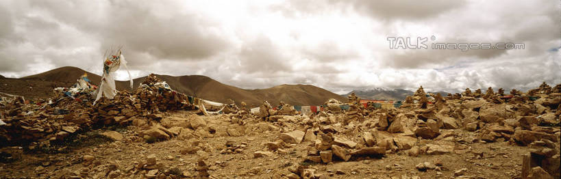 无人,横图,全景,室外,白天,正面,旅游,度假,石头,美景,沙漠,山,山脉,峡谷,阴影,光线,纹路,石子,纹理,影子,景观,山峰,云,云朵,山谷,山峦,云彩,娱乐,蓝色,白云,蓝天,天空,阳光,自然,群山,天,享受,休闲,景色,放松,晴朗,连绵,绵延,岩层,自然风光,山岭,肌理,联贯,大漠,砂漠,石块,岩石,晴空,彩图,shrj1