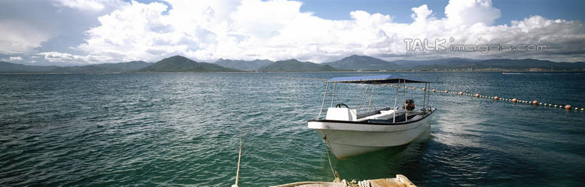 无人,横图,全景,室外,白天,正面,旅游,度假,海浪,海洋,美景,山,山脉,船,一艘,阴影,光线,标志,影子,景观,浪花,山峰,云,云朵,游艇,山峦,云彩,娱乐,标识,蓝色,白云,蓝天,天空,阳光,自然,海水,交通工具,群山,天,享受,休闲,景色,放松,浮标,晴朗,波光粼粼,自然风光,载具,海景,航标,大海,风浪,海,海水的波动,近岸浪,涌浪,晴空,彩图,航行标志,助航标志,shrj1