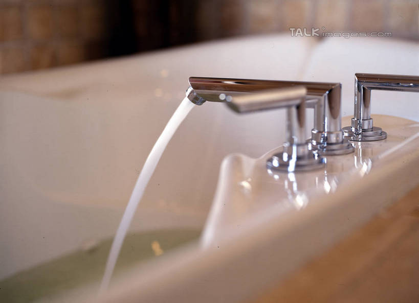 无人,横图,俯视,室内,特写,白天,水,卫生间,浴室,阴影,飞溅,朦胧,模糊,溅,反射,水龙头,液体,影子,水滴,开关,水珠,浴缸,打开,阀门,开启,喷洒,卫浴设备,水咀,水管装置,淋浴房,彩图,高角度拍摄,冲凉房,沐浴间,沐浴室,shrj1