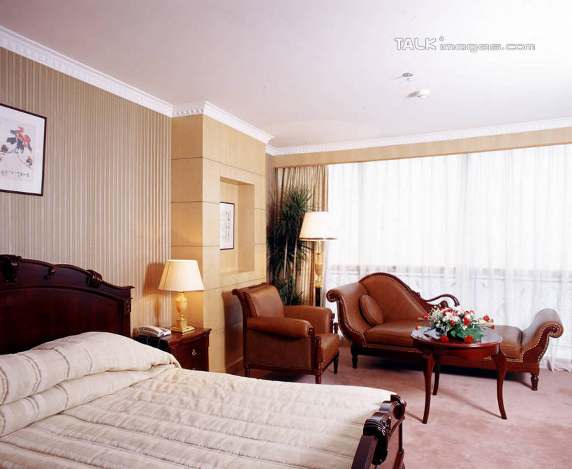 无人,家,横图,室内,白天,正面,绘画,别墅,窗户,窗帘,床,家具,靠垫,落地窗,卧室,装修,桌子,建筑,花瓶,椅子,欧式,艺术,装饰,盛开,木制,房屋,双人床,屋子,公寓,床单,靠枕,古典,豪华,花蕾,茶几,文化,被子,建设,现代,装潢,洋房,楼房,玻璃窗,住宅,玻璃制品,花,花瓣,花朵,鲜花,帘子,玻璃瓶,木制品,瓶子,工艺品,垫子,室内装潢,枕头,花苞,花蕊,品味,遮阳,华丽,修饰,样板房,明亮,美术,点缀,高雅,舒适,被单,贵妃椅,家居装潢,挂画,房屋设计,地中海风格,古典风格,简约风格,室内设计,宽敞,样板房装潢,美学,衬托,美观,雅致,雅观,设计,装饰画,彩图,房子,睡房,卧房,贵妃榻,shrj1