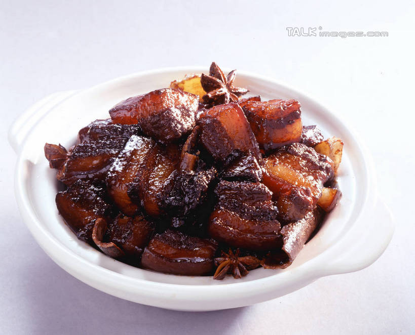 无人,横图,俯视,室内,特写,白天,白色背景,烹饪,中餐,餐桌,桌子,厨具,阴影,反射,锅子,砂锅,影子,陶瓷,红烧,肉,料理,食品,陶瓷制品,锅,猪肉,菜肴,美食,肉类,食物,红烧肉,中式,摄影,佳肴,影棚,餐台,锅具,五花肉,肉食,烹饪用具,豚肉,红烧菜,肋条肉,三层肉,本帮菜,沪菜,上海菜,烹调用具,烹调,彩图,高角度拍摄,影棚拍摄,拍摄,shrj1