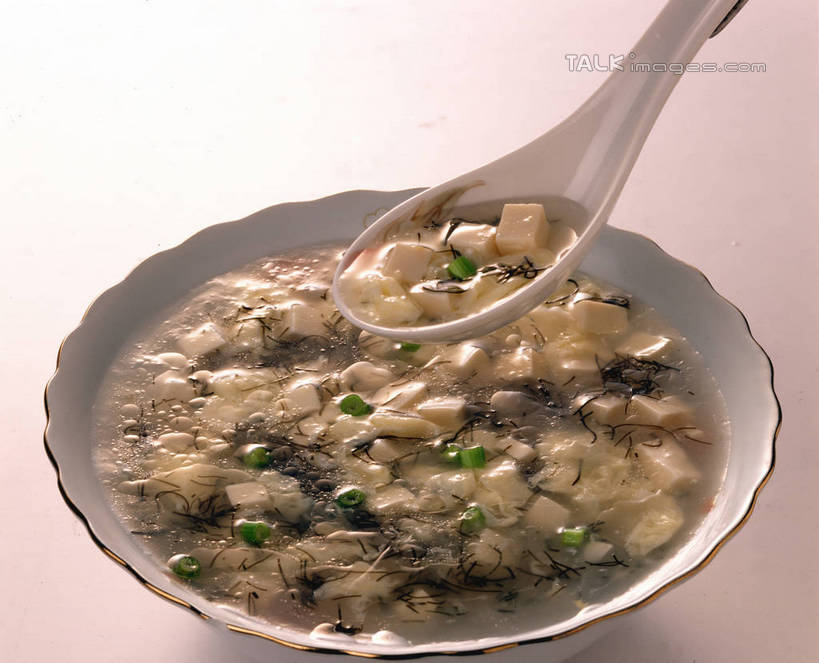 豆腐,无人,横图,俯视,室内,特写,白天,白色背景,烹饪,中餐,餐桌,桌子,蔬菜,阴影,新鲜,反射,影子,勺子,陶瓷,菌菇,浓汤,汤,料理,食品,陶瓷制品,菌类,羹,木耳,菜肴,美食,食物,一个,容器,调羹,汤匙,碗,中式,食用菌,摄影,佳肴,有机食品,绿色食品,影棚,单个,餐台,储藏,黑木耳,真菌,豆制品,储存,豆腐羹,光木耳,彩图,高角度拍摄,影棚拍摄,拍摄,贮存,shrj1