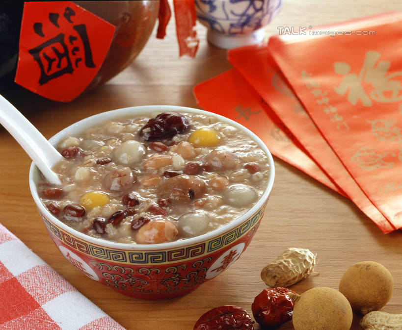 无人,横图,俯视,室内,特写,白天,餐桌,桌子,阴影,风俗,民俗,反射,标志,滤器,文字,影子,字符,勺子,陶瓷,谷类,谷物,粥,陶瓷制品,米,标识,容器,碗,汉字,恭喜,红包,餐台,储藏,五谷,储存,中文,祝贺,祝愿,漏勺,八宝粥,国文,华文,民风,习气,习惯,红封包,佛粥,腊八粥,七宝五味粥,七宝粥,坛子,彩图,高角度拍摄,贮存,shrj1