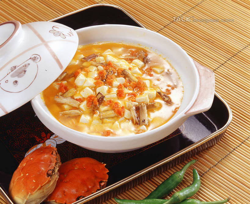 海鲜,蟹,豆腐,无人,横图,俯视,室内,特写,白天,烹饪,中餐,餐桌,桌子,厨具,阴影,反射,螃蟹,锅子,砂锅,影子,陶瓷,浓汤,汤,料理,食品,陶瓷制品,锅,水产,羹,菜肴,美食,海洋生物,食物,中式,佳肴,餐台,锅具,豆制品,水生动物,海产品,水生物,海底动物,豆腐羹,蟹黄,蟹黄豆腐羹,烹饪用具,甲壳动物,烹调用具,烹调,彩图,高角度拍摄,shrj1