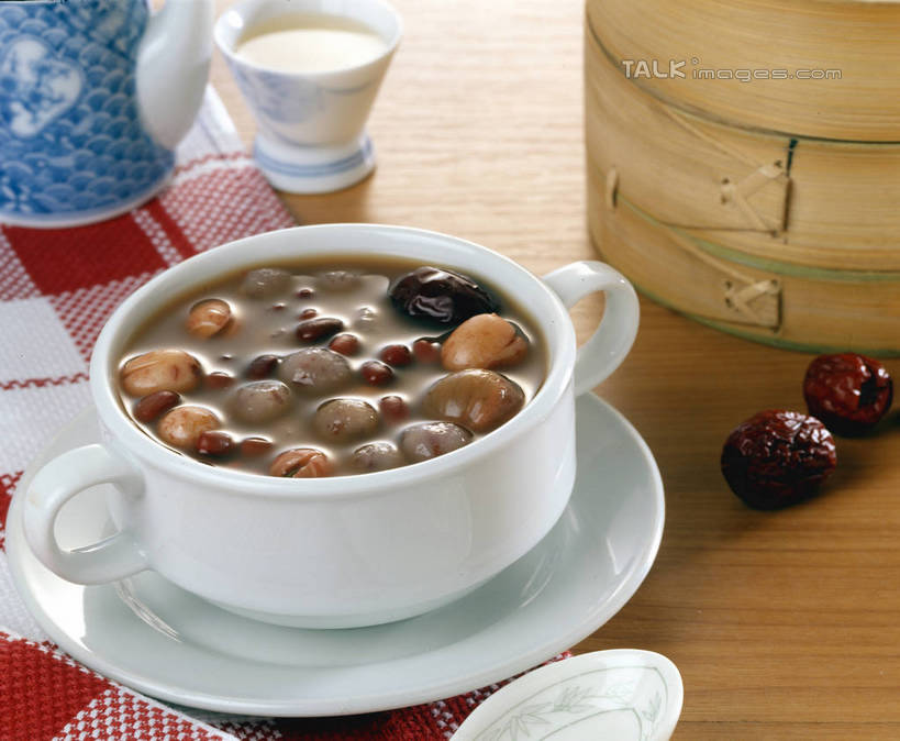 蒸笼,无人,横图,俯视,室内,特写,白天,烹饪,餐桌,桌子,杯子,餐具,厨具,阴影,竹制,反射,碟子,壶,盘,影子,陶瓷,莲子,板栗,谷类,谷物,栗子,粥,坚果,毛栗子,陶瓷制品,米,水壶,盘子,餐巾,茶壶,容器,水杯,碟,碗,桂圆,枣,龙眼,红枣,餐台,储藏,五谷,竹制品,储存,笼屉,枣子,八宝粥,烹饪用具,莲米,莲肉,莲实,毛栗,栗果,栗楔,佛粥,腊八粥,七宝五味粥,七宝粥,鲛泪,骊珠,亚荔枝,燕卵,圆眼,保洁方巾,口布,大枣,茶杯,烹调用具,烹调,彩图,高角度拍摄,贮存,shrj1