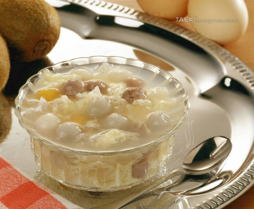 点心,汤团,无人,横图,俯视,室内,特写,白天,餐桌,桌子,猕猴桃,水果,玻璃,阴影,新鲜,反射,滤器,影子,勺子,蛋,鸡蛋,生食,食品,甜点,甜品,果实,羹,玻璃制品,食物,糕点,餐巾,容器,碗,甜食,有机食品,绿色食品,餐台,储藏,储存,水果羹,漏勺,汤圆,元宵,卵,保洁方巾,口布,奇异果,猕猴梨,彩图,高角度拍摄,鸡卵,鸡子,贮存,shrj1