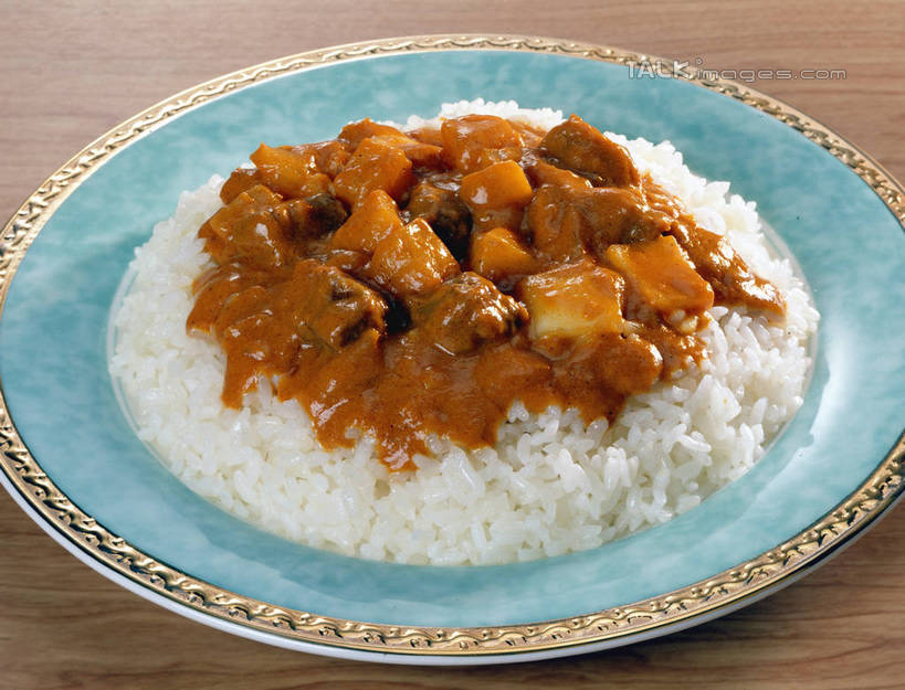 米饭,咖哩,无人,横图,俯视,室内,特写,白天,烹饪,中餐,餐桌,桌子,餐具,阴影,反射,碟子,盘,影子,调料,肉,牛肉,料理,食品,饭,调味品,调味料,咖喱,菜肴,美食,肉类,食物,盘子,碟,中式,佳肴,餐台,五谷,肉食,广东菜,粤菜,彩图,高角度拍摄,咖喱牛肉,shrj1