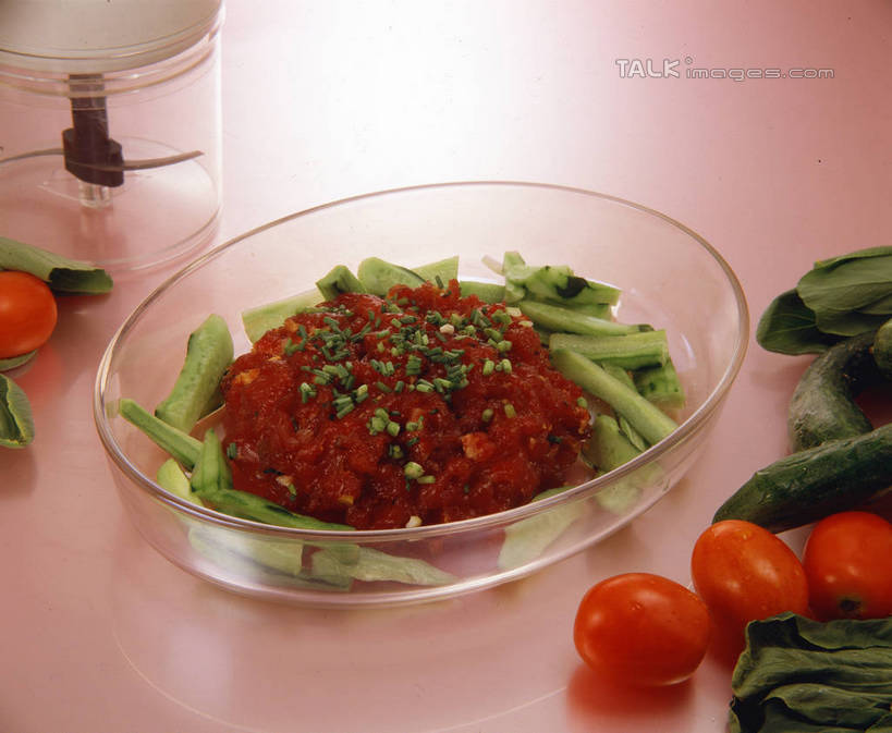 无人,横图,俯视,室内,特写,白天,餐桌,桌子,黄瓜,蔬菜,西红柿,小番茄,玻璃,阴影,新鲜,反射,影子,葱,青菜,青葱,调料,酱料,酱汁,肉,佐料,食品,调味品,调味料,肉酱,肉糜,肉末,酱,肉类,玻璃制品,食物,一个,容器,碗,有机食品,绿色食品,单个,餐台,储藏,储存,小白菜,肉食,不结球白菜,小西红柿,樱桃小番茄,珍珠小番茄,樱桃番茄,圣女果,青瓜,胡瓜,番茄,彩图,高角度拍摄,贮存,shrj1