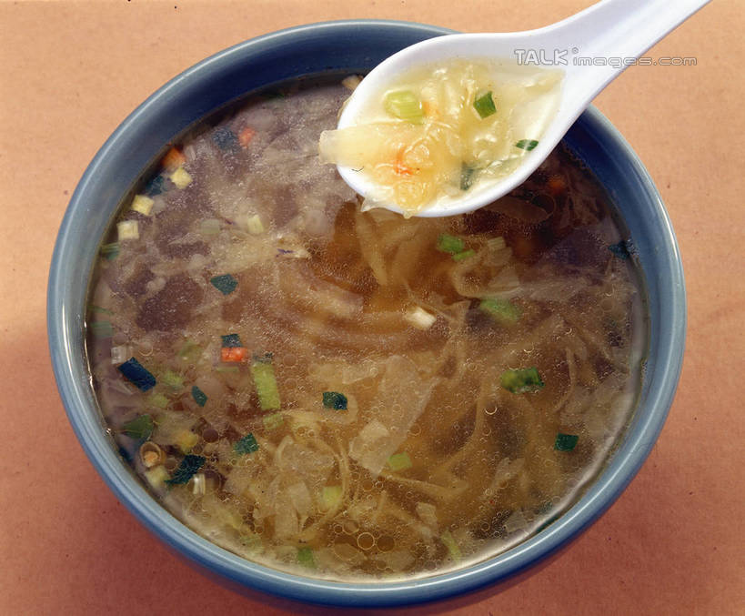 无人,横图,俯视,室内,特写,白天,烹饪,中餐,餐桌,桌子,一把,阴影,反射,滤器,影子,勺子,陶瓷,葱,菌菇,青葱,浓汤,汤,料理,食品,陶瓷制品,菌类,羹,木耳,菜肴,美食,食物,一个,容器,碗,中式,食用菌,佳肴,单个,餐台,储藏,黑木耳,真菌,储存,漏勺,光木耳,彩图,高角度拍摄,贮存,shrj1