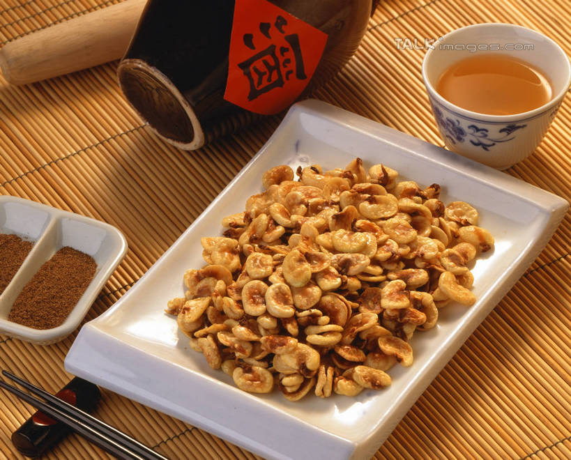 黄酒,无人,横图,俯视,室内,特写,白天,植物,餐桌,筷子,桌子,餐具,阴影,反射,标志,碟子,盘,文字,影子,字符,陶瓷,豆类,豆子,调料,酱料,酱汁,佐料,蚕豆,胡豆,佛豆,川豆,倭豆,罗汉豆,筷架,陶瓷制品,酒类,调味品,调味料,筷枕,文化,标识,传统,酱,酒,饮料,盘子,容器,碟,碗,汉字,餐台,储藏,礼节,筷子架,储存,中文,礼仪,豆科,国文,华文,坛子,进餐用具,彩图,高角度拍摄,贮存,shrj1