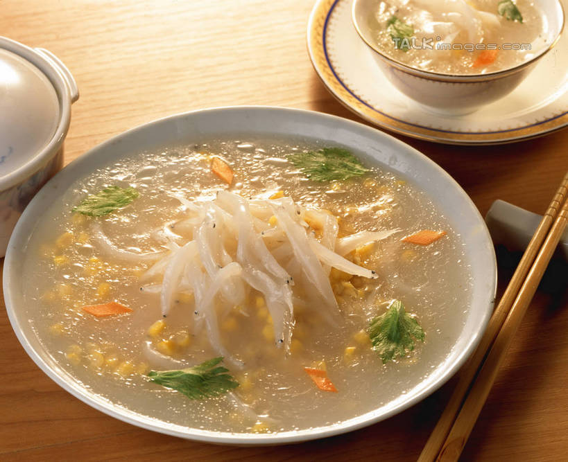 海鲜,无人,横图,俯视,室内,特写,白天,烹饪,中餐,餐桌,筷子,桌子,餐具,厨具,阴影,反射,锅子,砂锅,影子,陶瓷,浓汤,汤,虾,虾仁,料理,食品,筷架,陶瓷制品,筷枕,文化,传统,锅,水产,羹,菜肴,美食,海洋生物,食物,容器,碗,中式,佳肴,餐台,锅具,储藏,礼节,筷子架,开洋,虾米,储存,水生动物,海产品,礼仪,水生物,海底动物,烹饪用具,进餐用具,烹调用具,烹调,彩图,高角度拍摄,海米,金钩,贮存,shrj1