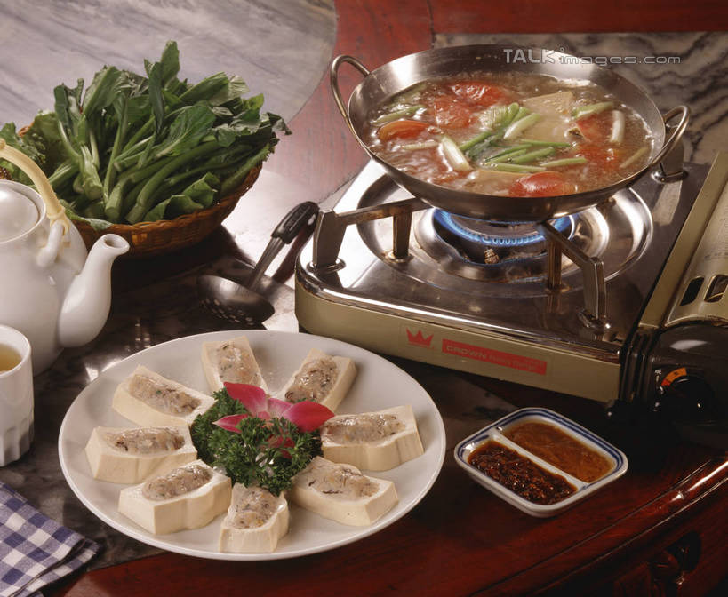 豆腐,无人,横图,俯视,室内,特写,白天,烹饪,餐桌,桌子,蔬菜,西红柿,厨具,金属制品,阴影,新鲜,反射,金属,锅子,壶,砂锅,影子,陶瓷,调料,酱料,酱汁,佐料,食品,陶瓷制品,调味品,调味料,锅,酱,水壶,食物,茶壶,容器,煤气炉,碗,有机食品,绿色食品,餐台,锅具,储藏,豆制品,储存,烹饪用具,烹调用具,洋柿子,柑仔蜜,番茄,臭柿,烹调,彩图,高角度拍摄,六月柿,贮存,喜报三元,shrj1